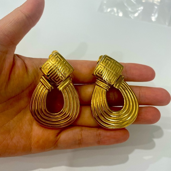 Authentic vintage Givenchy logo clip on earrings - Picture 4 of 8